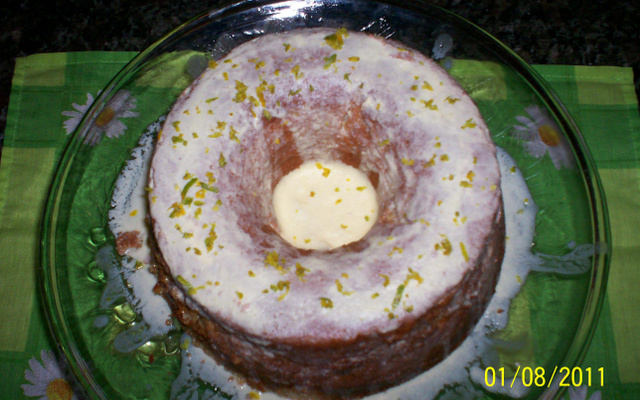 Bolo simples com calda de laranja