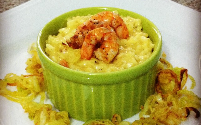 Risoto de camarão com alho poró crocante