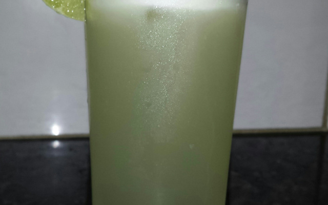 Suco de limão com casca