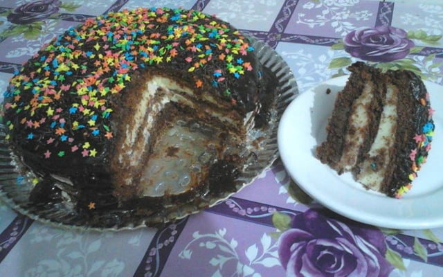 Bolo de chocolate com recheio branco