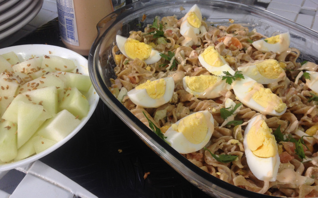 Salada mista light com macarrão integral