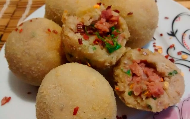 Bolinho de feijão recheado