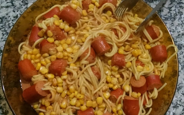 Macarrão com salsicha criativo