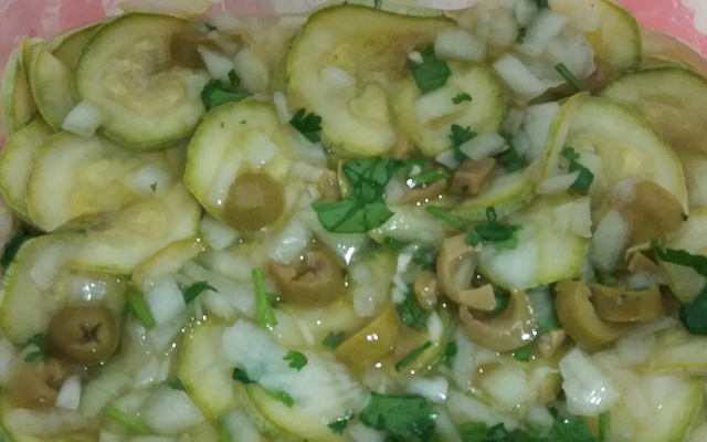 Salada de abobrinha curtida