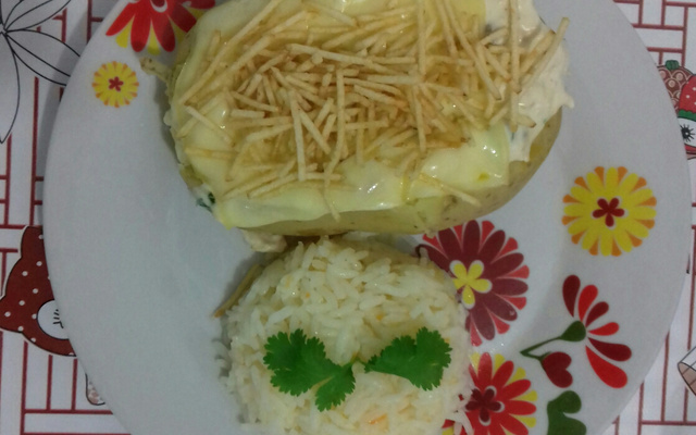 Batata recheada de frango cremoso