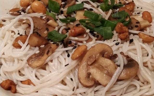 Macarrão de arroz com cogumelos