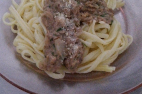 Linguini ao molho de atum e salsa desidratada