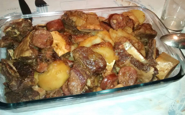 Costela bovina na panela de pressão com linguiça calabresa e bacon