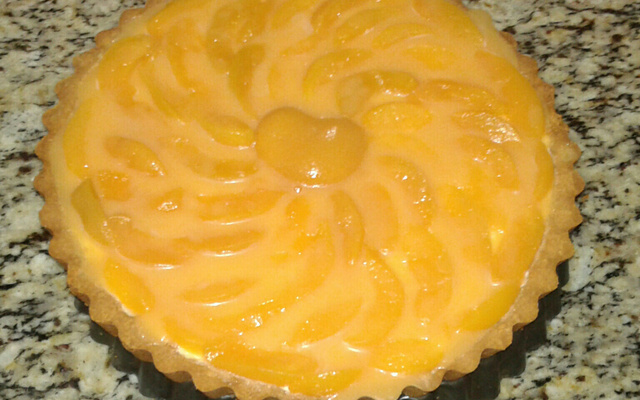 Torta de biscoito triturado com pêssego