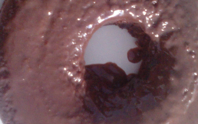 Bolo de chocolate de micro-ondas que sai com cobertura