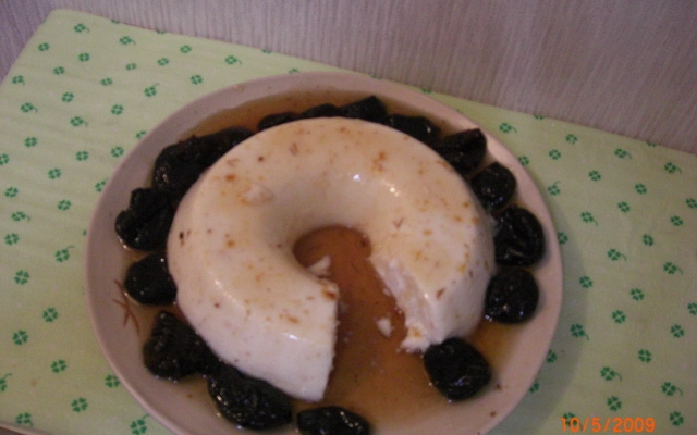 Manjar de coco prático com calda de ameixa