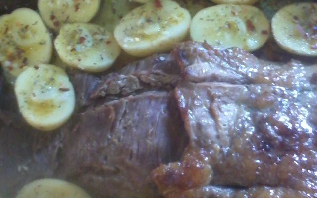 Batata assada recheada com cebola e pimenta calabresa