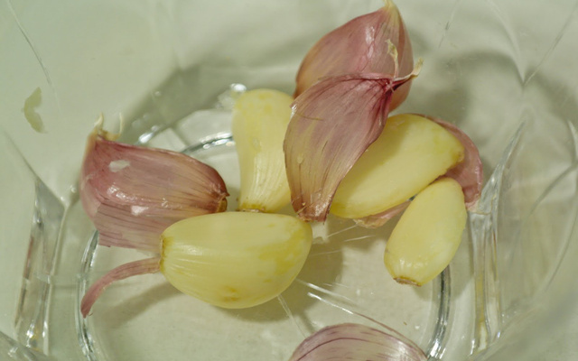 Como descascar alho no micro-ondas