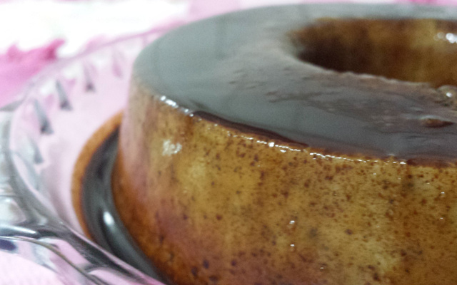 Brigadeirão de Chocolate Branco com Calda de Café