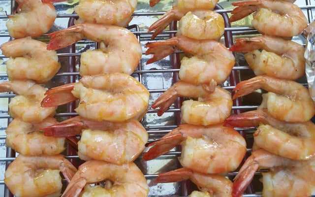 Espetos de camarão na brasa