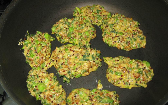 Bolinhos de quinua, trigo e brócolis