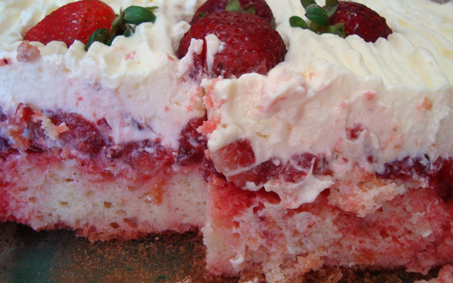 Bolo de morangos na travessa