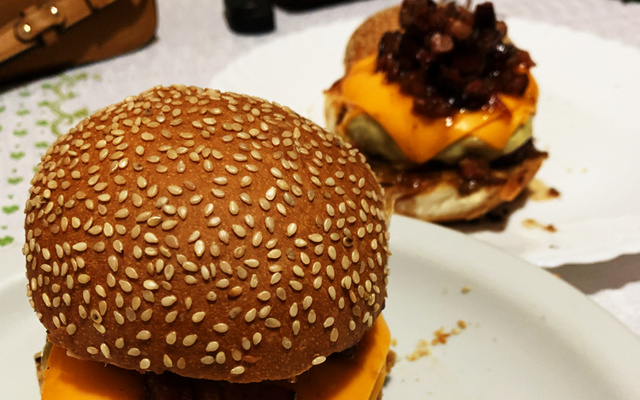 Hambúrguer com geleia de bacon