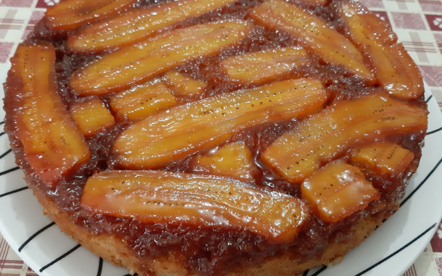 Bolo invertido de banana caramelada de liquidificador