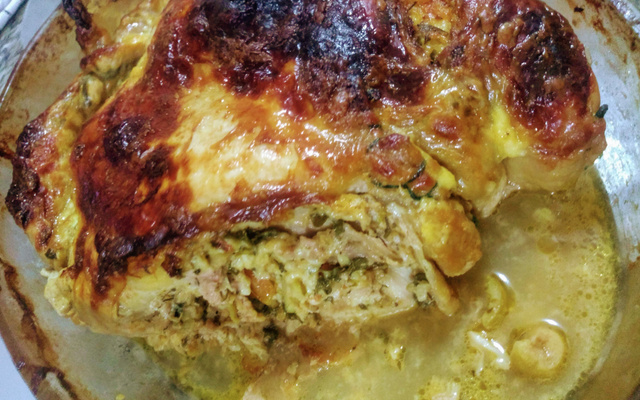 Frango desossado recheado com queijo coalho e espinafre