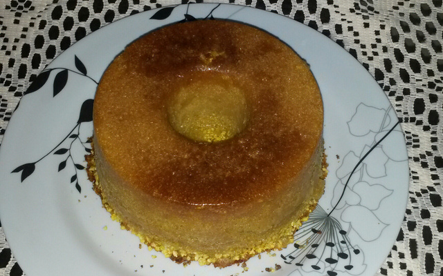 Bolo de fubá com parmesão levemente cremoso (sem farinha de trigo)