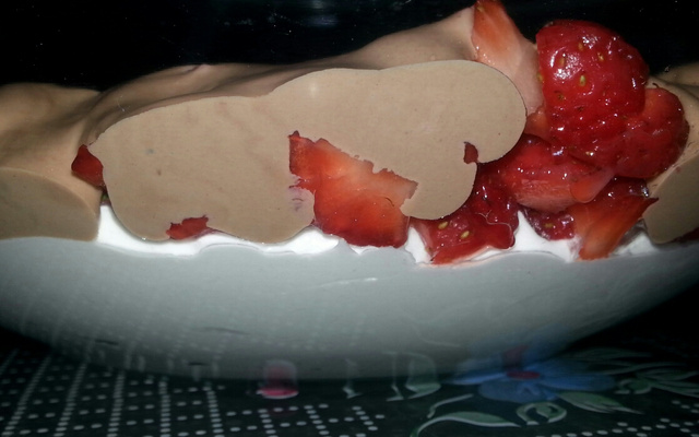 Sobremesa de morango com chantilly