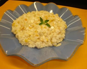Risoto de damasco com amêndoas e queijo.