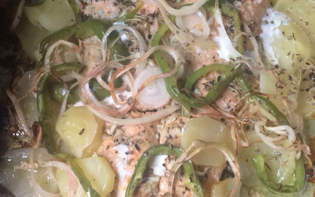 Salmão com batatas, cebola e pimentão