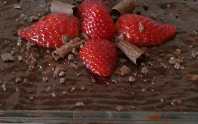 Bombom de morango na travessa