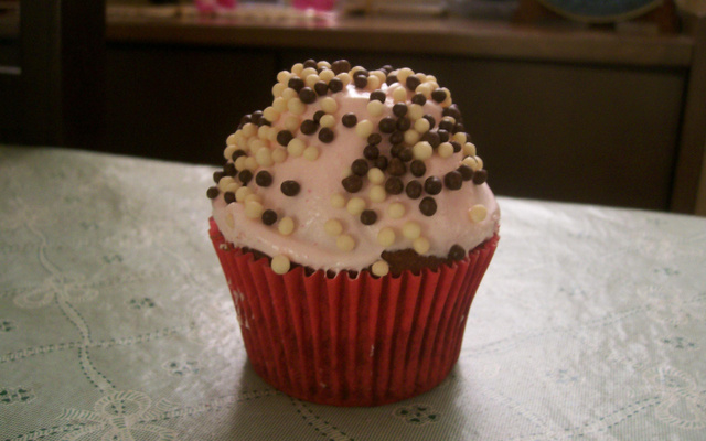 Cupcake de chocolate com merengue de morango super fácil