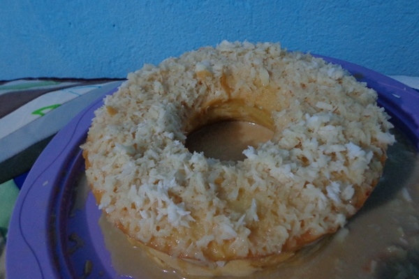 Bolo de coco com calda de caramelo