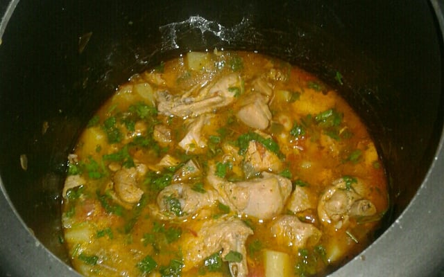 Frango com batata cozido na panela de pressão