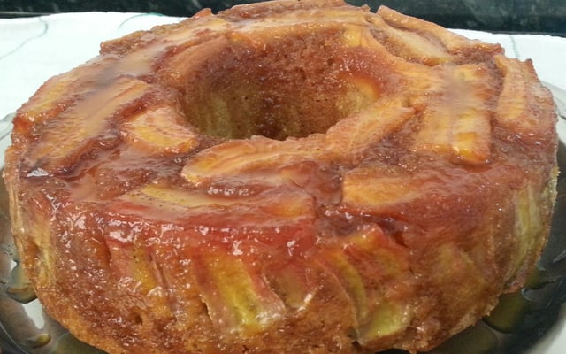 Bolo de banana caramelizada