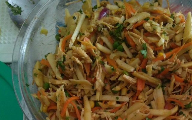 Salada de frango com macarrão