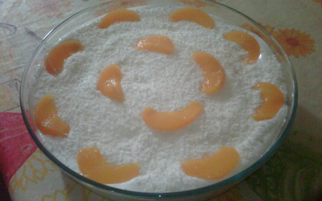 Pavê de pêssego com bolo de coco