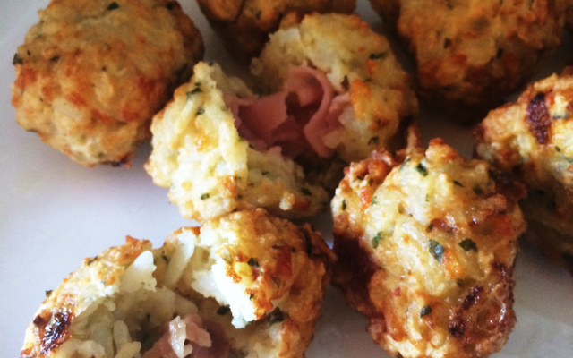 Bolinho de arroz recheado com queijo