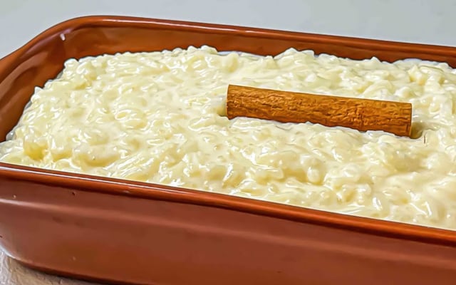 Arroz doce simples com 3 ingredientes finalizado com canela