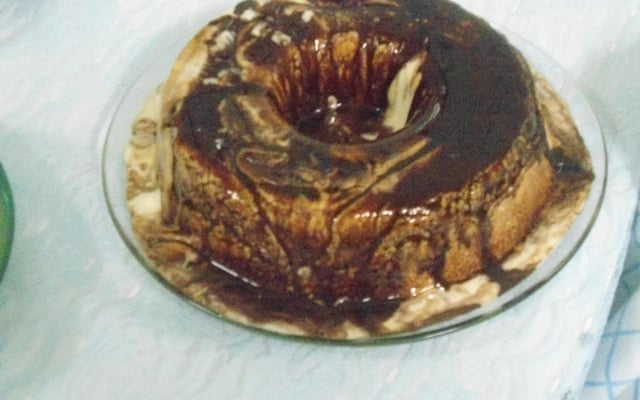 Pudim de sorvete com calda de chocolate