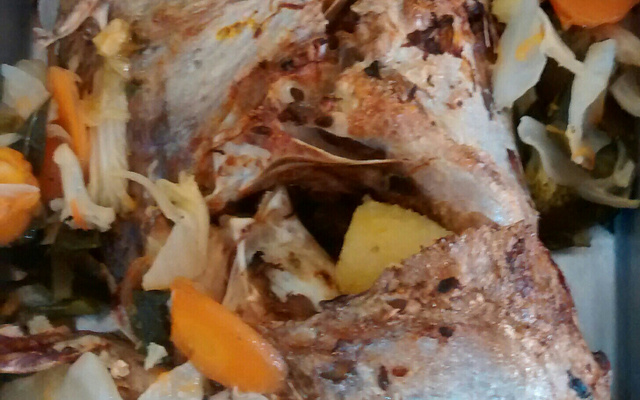 Peixe assado com recheio de pirão de camarão