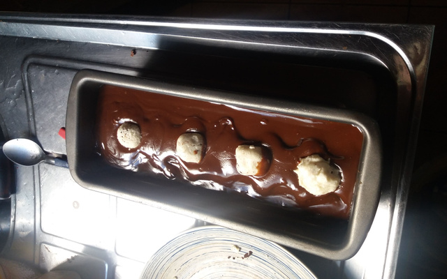 Torta de bolacha de chocolate com recheio branco