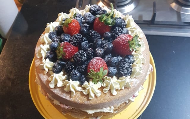 Naked cake de frutas vermelhas