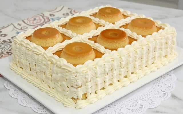 Bolo com mini pudim e recheio de doce de leite decorado