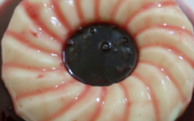 Manjar com calda de vinho