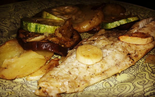 Filé de polaca com legumes