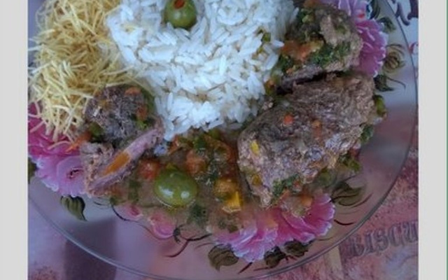 Bife a rolê com linguiça e cenoura