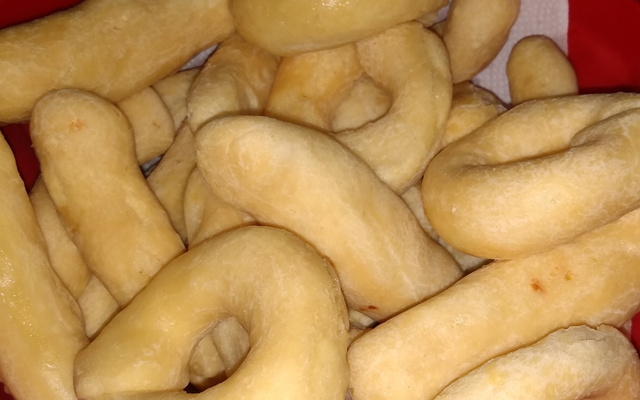 Biscoito de polvilho frito com queijo (não estoura ao fritar)