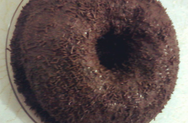 Bolo crocante de ovomaltine e recheio de beijinho