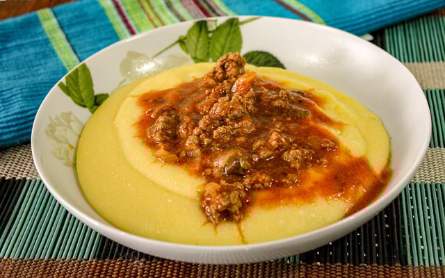 Polenta cremosa ao molho