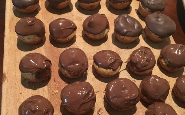 Carolina ou bomba de doce de leite com chocolate