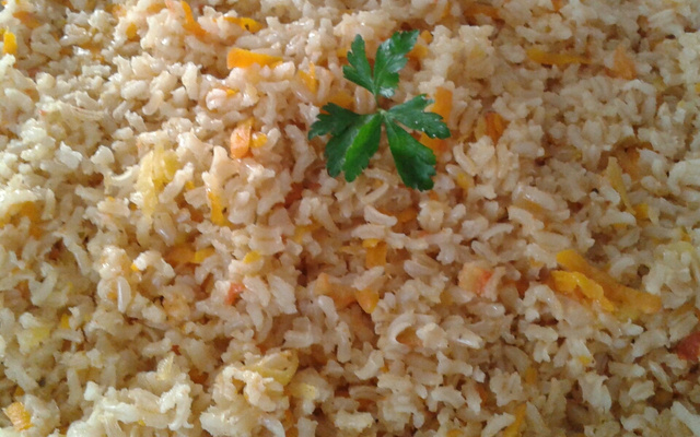 Arroz integral com alho-poró